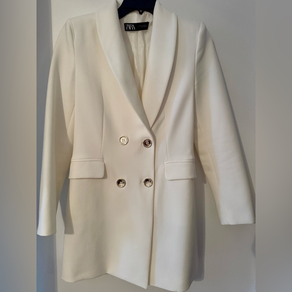 Zara Women's White Double-Breasted Blazer

Size-M
New- Without tags